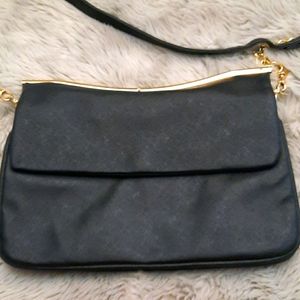 Longboom clutch with detachable strap